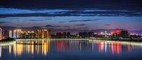 夜幕降临时的湖畔城市