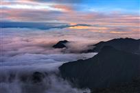 朝霞映云海