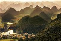 千峰竟秀有人家
