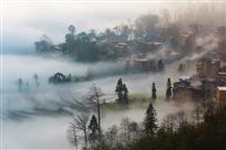 《雾漫山村》
