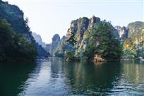 碧水青山轻舟游