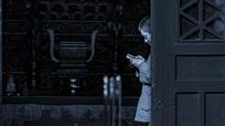 看手机的和尚