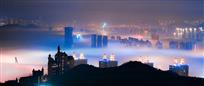 天台流雾照楼阁