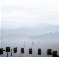 淡雾寒湖水