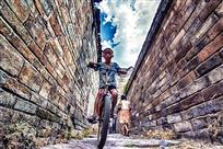 骑自行车的孩子