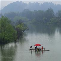 烟雨缥缈处，一筏圆梦人。