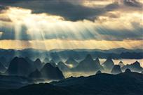 万丈金光照峰林