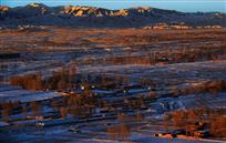 雪浴大地落红霞