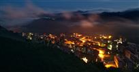 夜雾飘飘映山镇