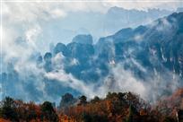 《千山竞秀云雾间》