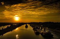 繁忙的运河船闸