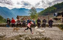 《欢乐的小山村》