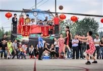 乡村篮球赛也“疯狂”