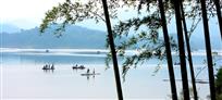 湖面泛舟