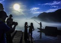 修竹不受暑，交流空涌波