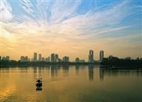 一只小舟入画来