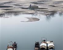 我家就在江边住