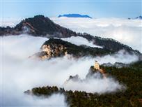 山作丹青云为路