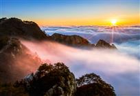 云涛拍岸夕照红