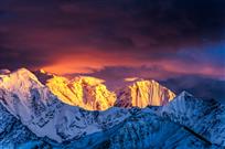 金色雪山