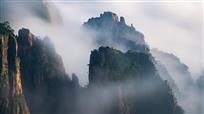 危峰兀立