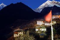 雨崩红旗迎风飘扬