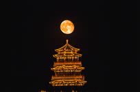 红月当空