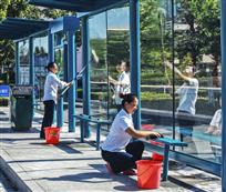 《擦亮城市窗口》