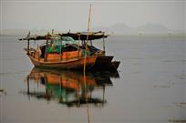 标题《老渔船》