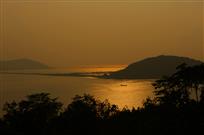 标题《湖光水映》