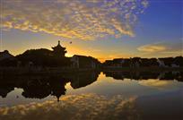 标题《霞光映照》