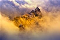 巍然烟霞云遮峰