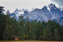 玉龙雪山之下