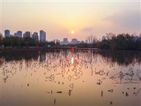 夕阳映照钵池山