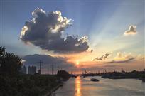 万丈霞光映运河