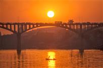 夕照映归途