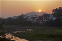 夕阳沐山村