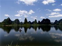 白云映湖光