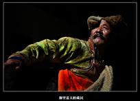 仰望蓝天的藏民