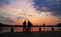 夕阳湖畔
