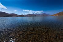 在卡拉库里湖畔远眺慕士塔格峰