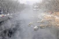 云雾蒸腾白石泉