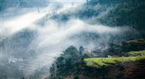 雾绕山村
