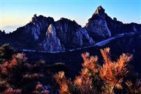 霞光青山石径斜