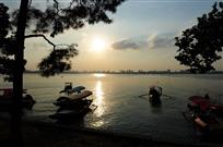 城市湖光
