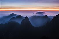 群山回唱兴国梦  烟波涌动迎曙光