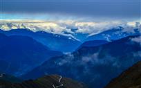 青山多与白云浮