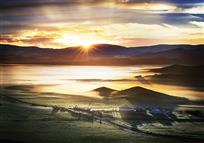 《朝阳喷彩，天地溶金》