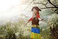 梨花树下的彝族姑娘