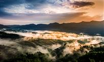云蒸霞光印梯田